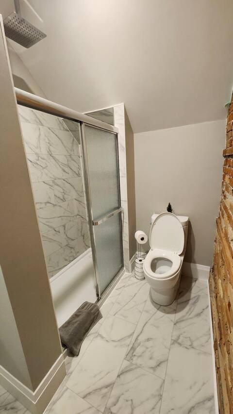 Entire 1 Bedroom Apartment Across From Google - Br5 كيتشنر المظهر الخارجي الصورة